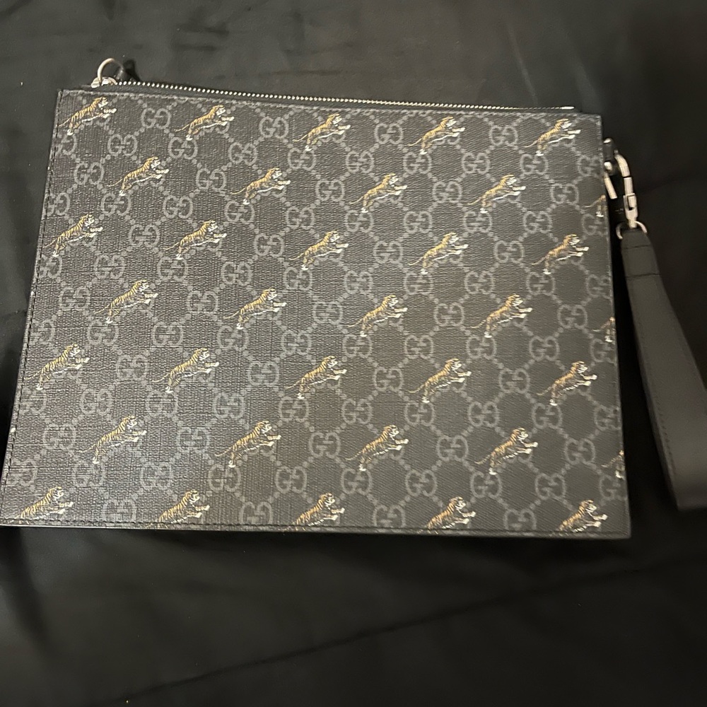 Brand new Gucci clutch with inside card slots and comes with attached holder